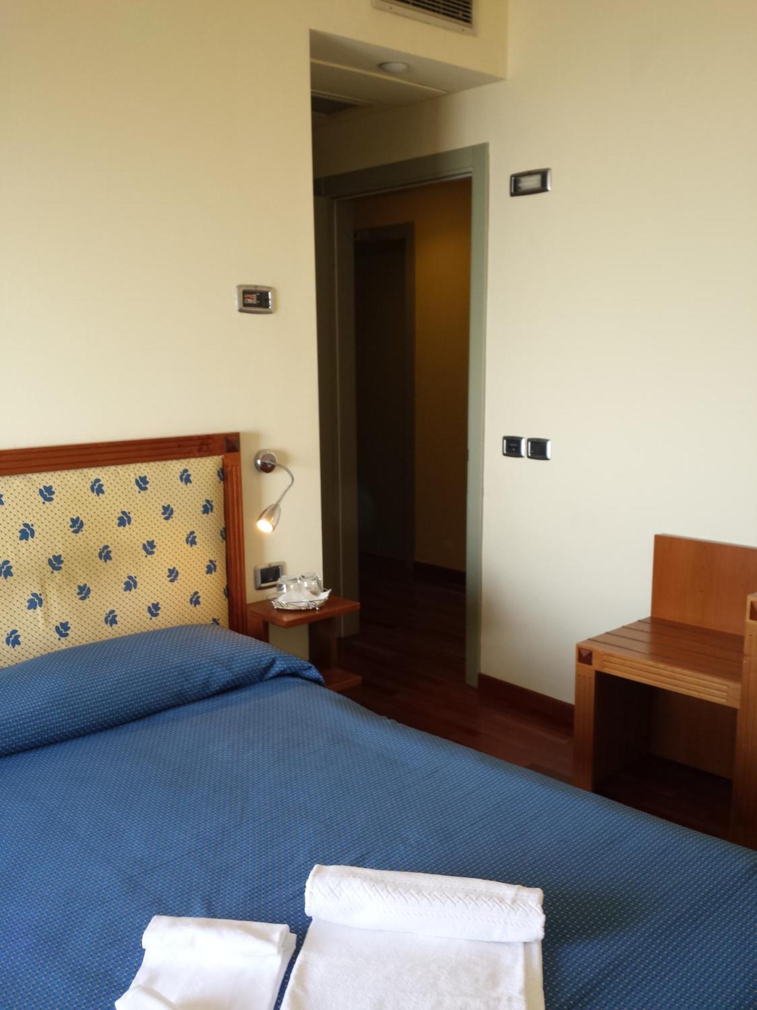 Hotel Il Castellaccio Piccione Ruang foto